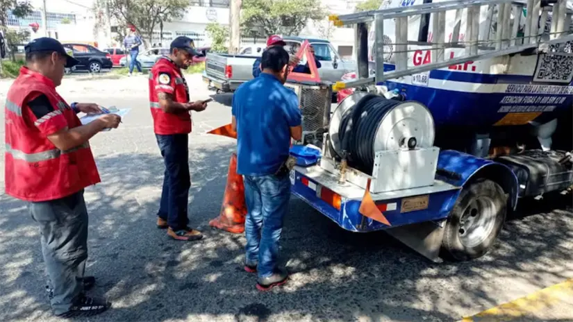 imagen recuadro Operadores surtiendo gas LP en Edomex. Foto: X (@DardosMetepec)