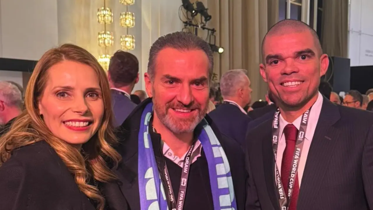 El alcalde de Monterrey, Adrián de la Garza, festejó que la Selección de Holanda quedó en el Grupo F del Mundial 2026 y jugará en el Estadio BBVA. Foto: Gobierno de Adrián de la Garza