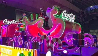 Caravana Coca-Cola 2025 transforma el centro de Monterrey en un espectáculo de luces