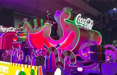 Caravana Coca-Cola 2025 transforma el centro de Monterrey en un espectáculo de luces