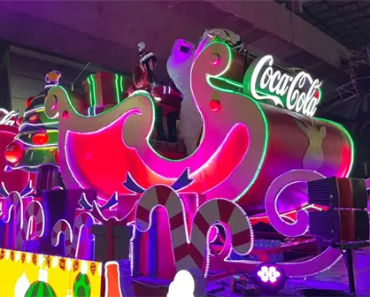 Caravana Coca-Cola 2025 transforma el centro de Monterrey en un espectáculo de luces
