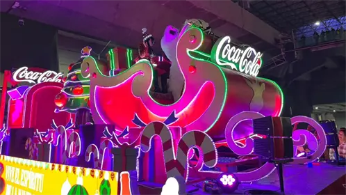 Caravana Coca-Cola 2025 transforma el centro de Monterrey en un espectáculo de luces
