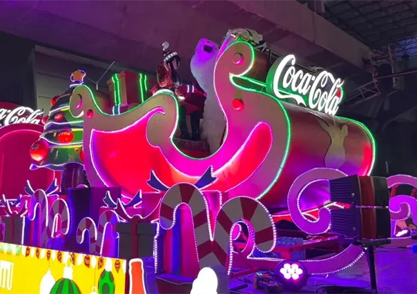 Caravana Navide&ntilde;a Coca-Cola 2025 de Arca Continental transforma el centro de Monterrey en un espect&aacute;culo de luces