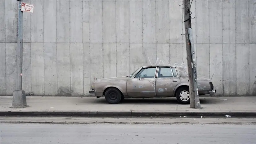 imagen recuadro La presencia de vehículos abandonados sobre las aceras obliga a los peatones a caminar por la calle, poniendo en riesgo su seguridad. Foto: Canva
