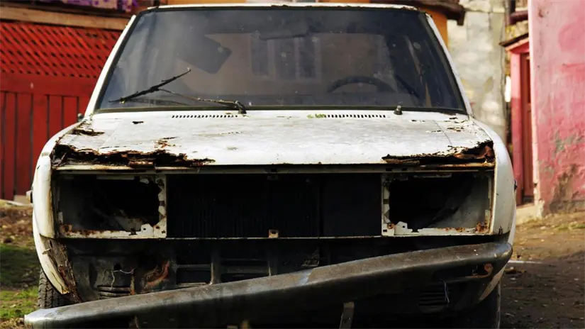 imagen recuadro Un auto en avanzado estado de abandono y deterioro, mostrando el riesgo ambiental y de salud que representan estos vehículos en las calles. Foto: Canva