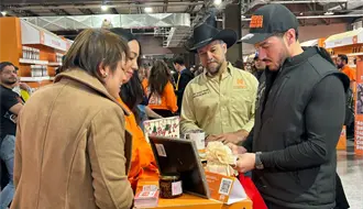 Samuel García inaugura el Mercado “Hecho en Nuevo León, Navidad 2025” en Parque Fundidora