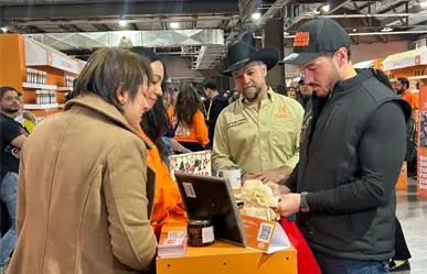 Samuel García inaugura el Mercado "Hecho en Nuevo León, Navidad 2025" en Parque Fundidora