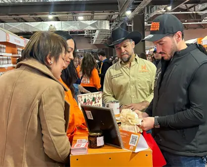 Samuel García inaugura el Mercado "Hecho en Nuevo León, Navidad 2025" en Parque Fundidora