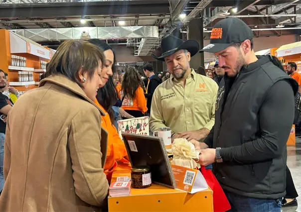 Samuel García inaugura el Mercado "Hecho en Nuevo León, Navidad 2025" en Parque Fundidora