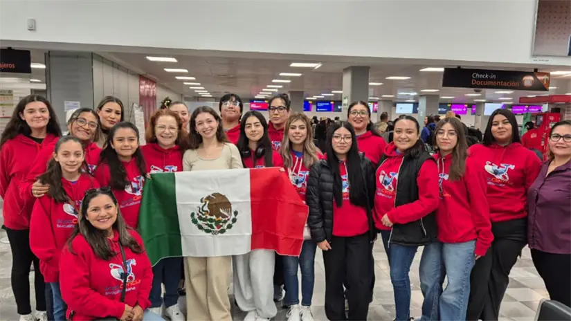 imagen recuadro Carolina Arévalo se despide de su comunidad educativa antes de viajar a Estocolmo para participar en la Semana del Nobel. Foto: Secundaria Juan Pablo II / Facebook