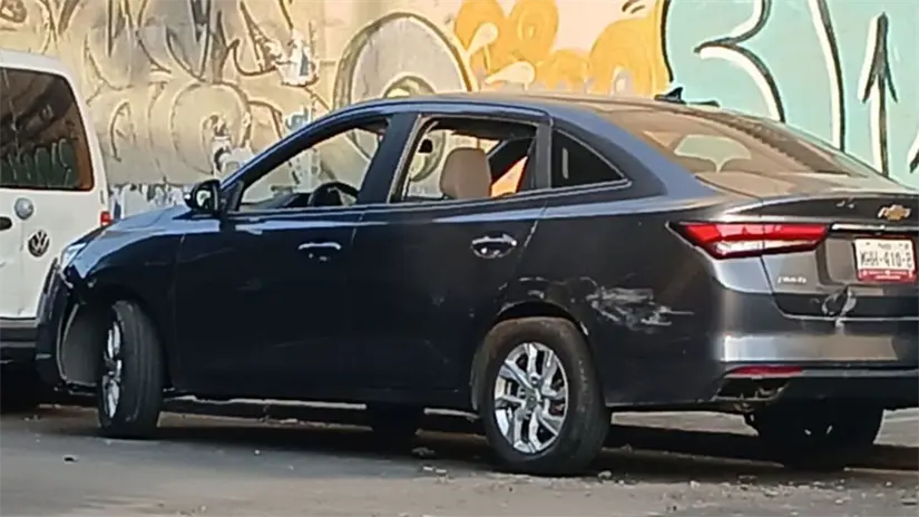 Auto volcado en la alcaldía Iztacalco. Foto: Luis Antonio Alfaro 