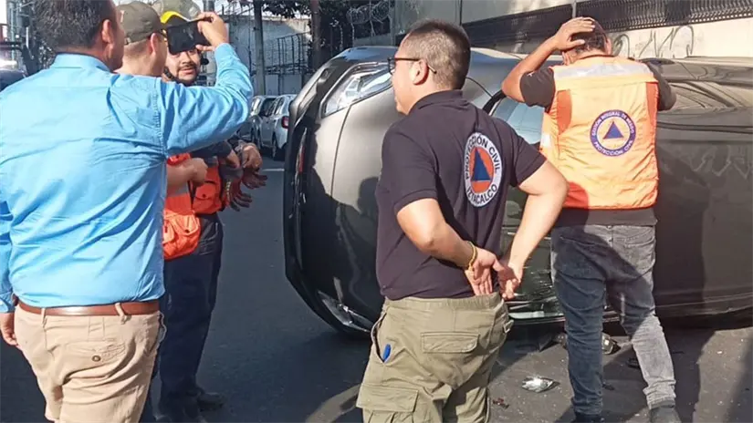 Escena de volcadura de auto en alcaldía Iztacalco. Foto. Luis Antonio Alfaro 