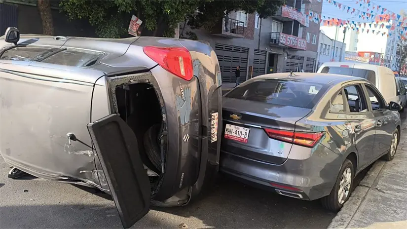 Escena de volcadura de auto en alcaldía Iztacalco. Foto: Luis Antonio Alfaro 