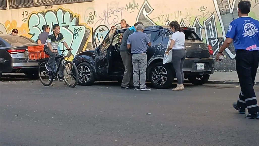 Volcadura en Iztacalco deja una persona lesionada y tres vehículos afectados