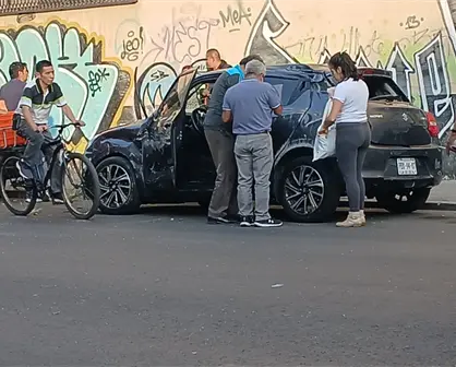 Volcadura en Iztacalco deja una persona lesionada y tres vehículos afectados