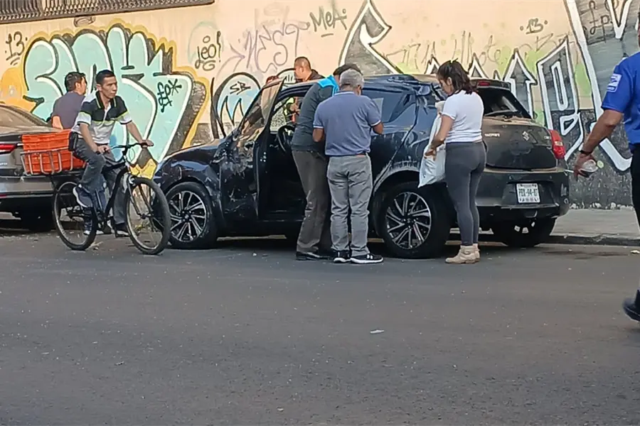 Volcadura en Iztacalco deja una persona lesionada y tres vehículos afectados