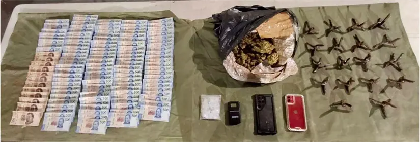 A los detenidos también se les encontró entre sus pertenencias, dinero en efectivo y diversos objetos presuntamente relacionados con actividades delictivas. 