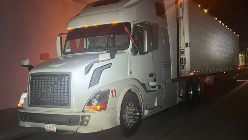 imagen recuadro Trailer donde se transportaban los 320 kiligramos de mentafetamina en Los Mochis Sinaloa | FOTO: X @OHarfuch |