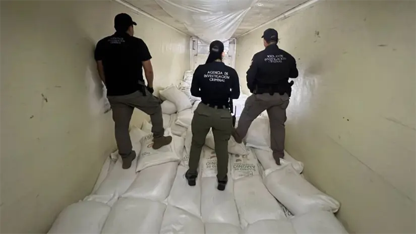 imagen recuadro Costales que se encontraton en la caja de un trailes en los Mochis, Sinaloa |FOTO: X - @OHarfuch)