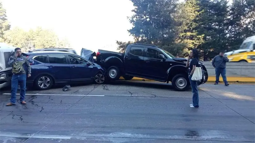 imagen recuadro Escenas del accidente vehicular que involucró a un autobús y un tráiler en la México-Puebla. Foto: @Trafico_Puebla