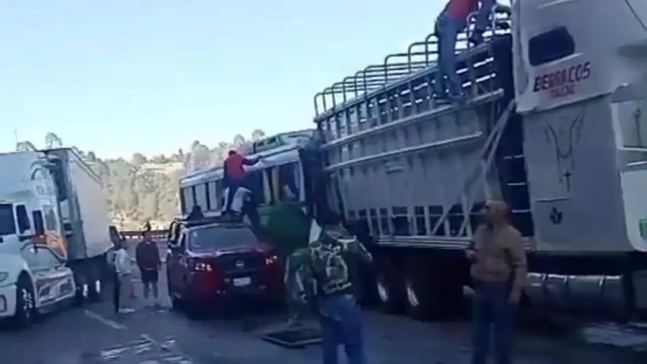Equipos de emergencia y automovilistas brindaron apoyo inicial a los afectados. Foto: Captura de pantalla | X @Trafico_Puebla