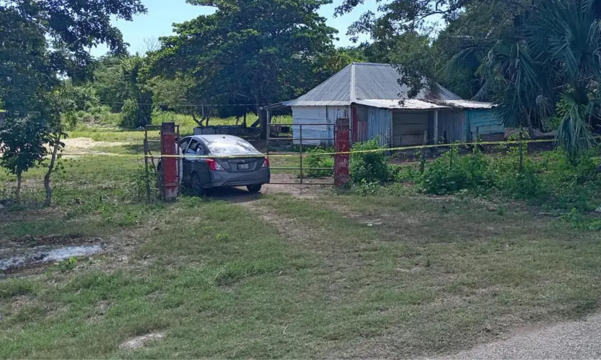 Vehículo abandonado en el que fue hallado un cuerpo sin vida en Chiná, Campeche Foto: La República Peninsular