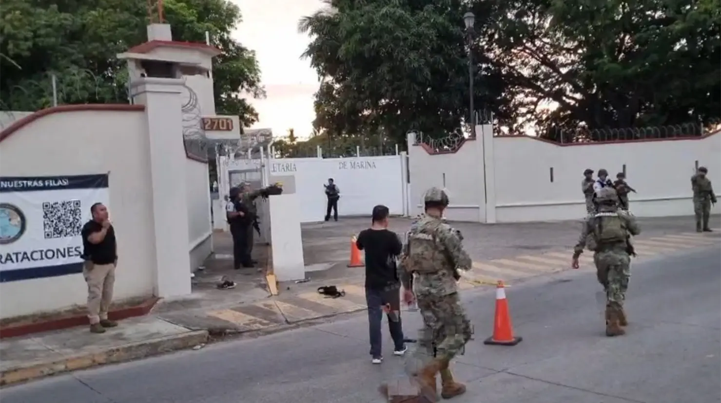 Hombre armado amenaza a marinos en Puerto Vallarta y es neutralizado frente a la Zona Naval. Foto: X (@PandadelAmor20)