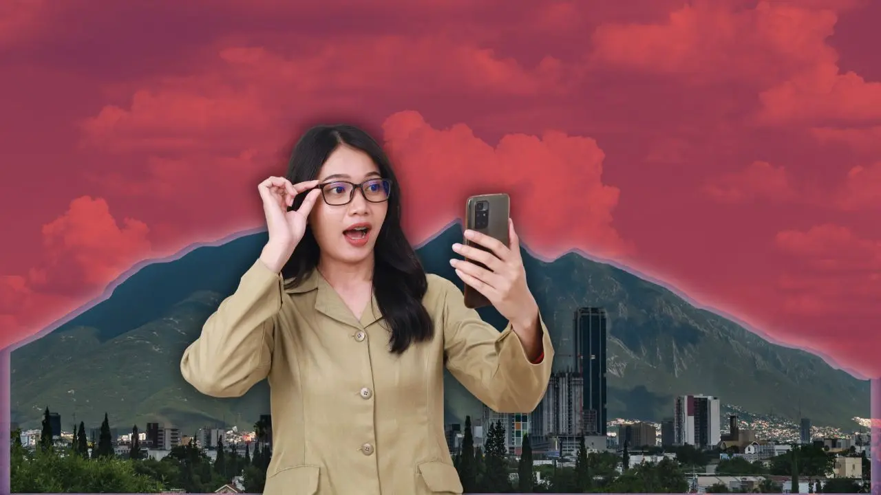 Mujer con celular en mano y de fondo el cerro de la silla Foto: Canva