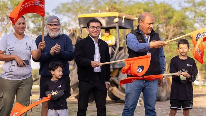 imagen recuadro Alcalde Félix Arratia dando el banderazo de inicio a la obra Foto: Gobierno de Juárez