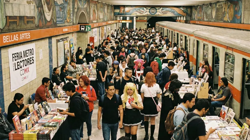 ¡Libros y diversión GRATIS en el Metro! Llega Una Piñata de Libros al Zócalo