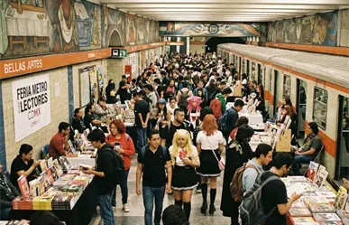 ¡Libros y diversión GRATIS en el Metro! Llega Una Piñata de Libros al Zócalo