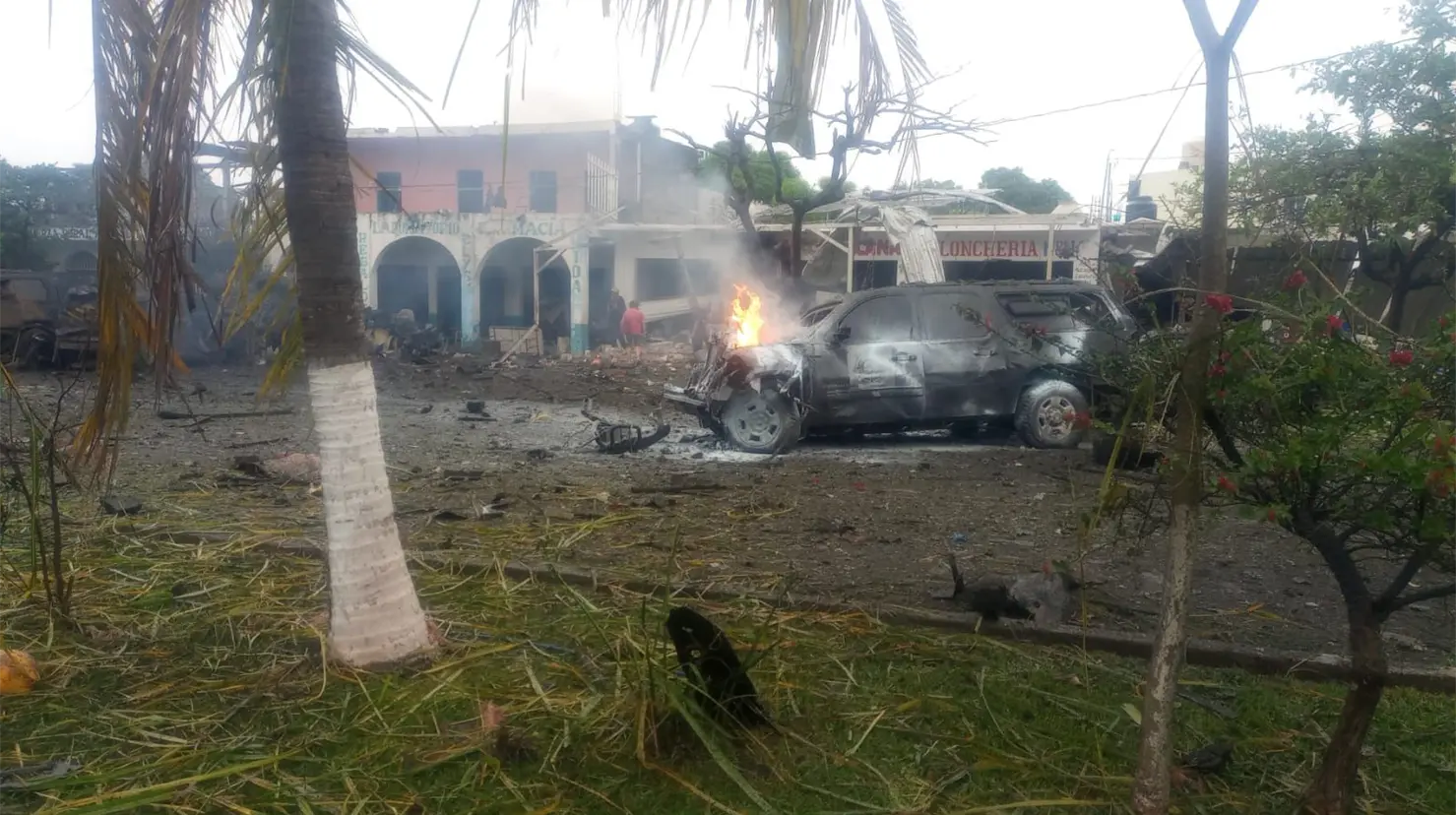 Suman tres muertos tras explosión de coche bomba en Coahuayana, Michoacán. Foto: X (@GildoGarzaMx)