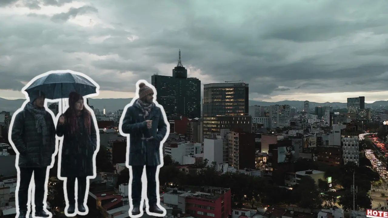 Ciudad de México con cielo nublado, personas con paraguas y ropa invernal. Foto: creada con IA | Canva