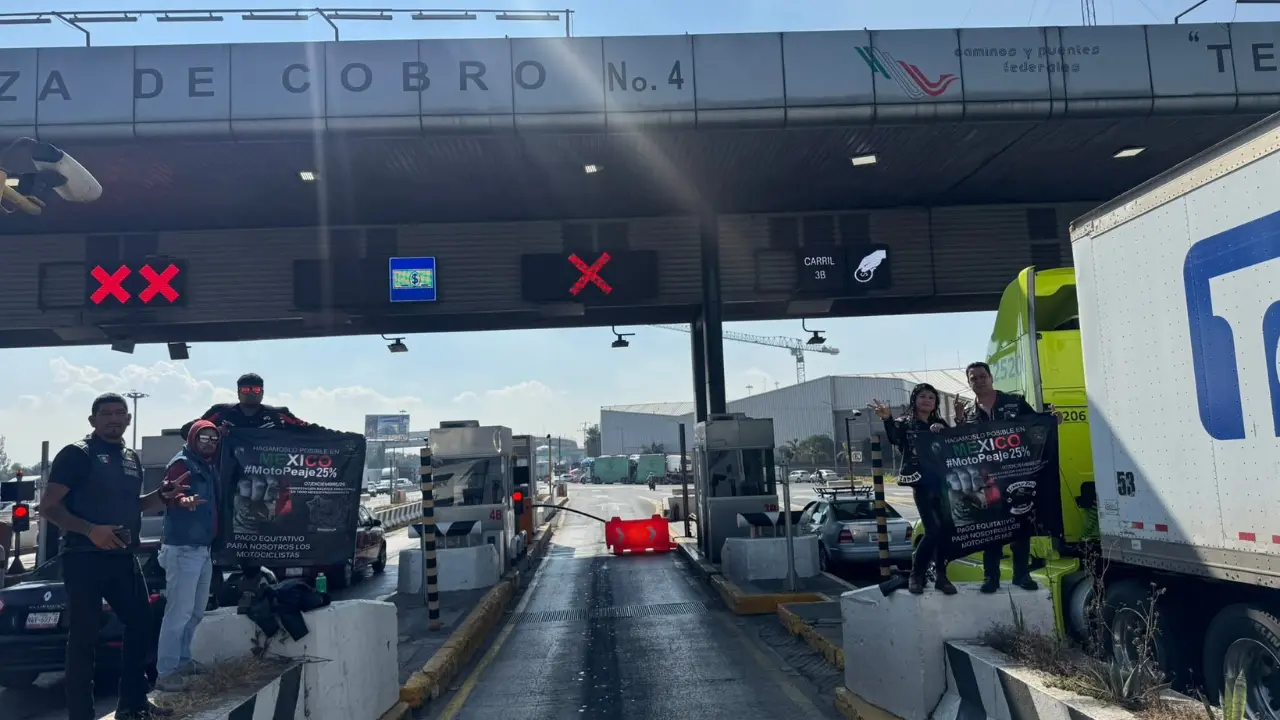 Grupo de motociclistas manifestándose en la caseta de cobro de Tepotzotlán en Edomex. Foto: X (@elvallemexico)