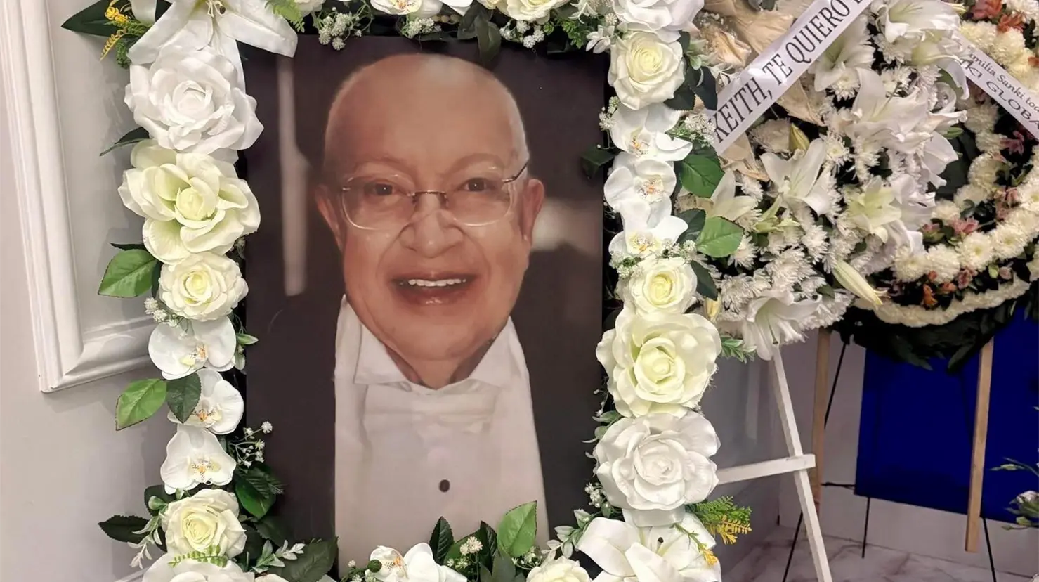 Una fotografía gigante el intérprete fue decorada con rosas blancas en la entrada de la sala velatoria. Fotos: Cortesía