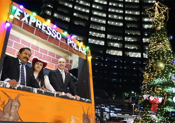 SSC y Metro CDMX instalan árbol gigante creado por presos del Reclusorio Oriente