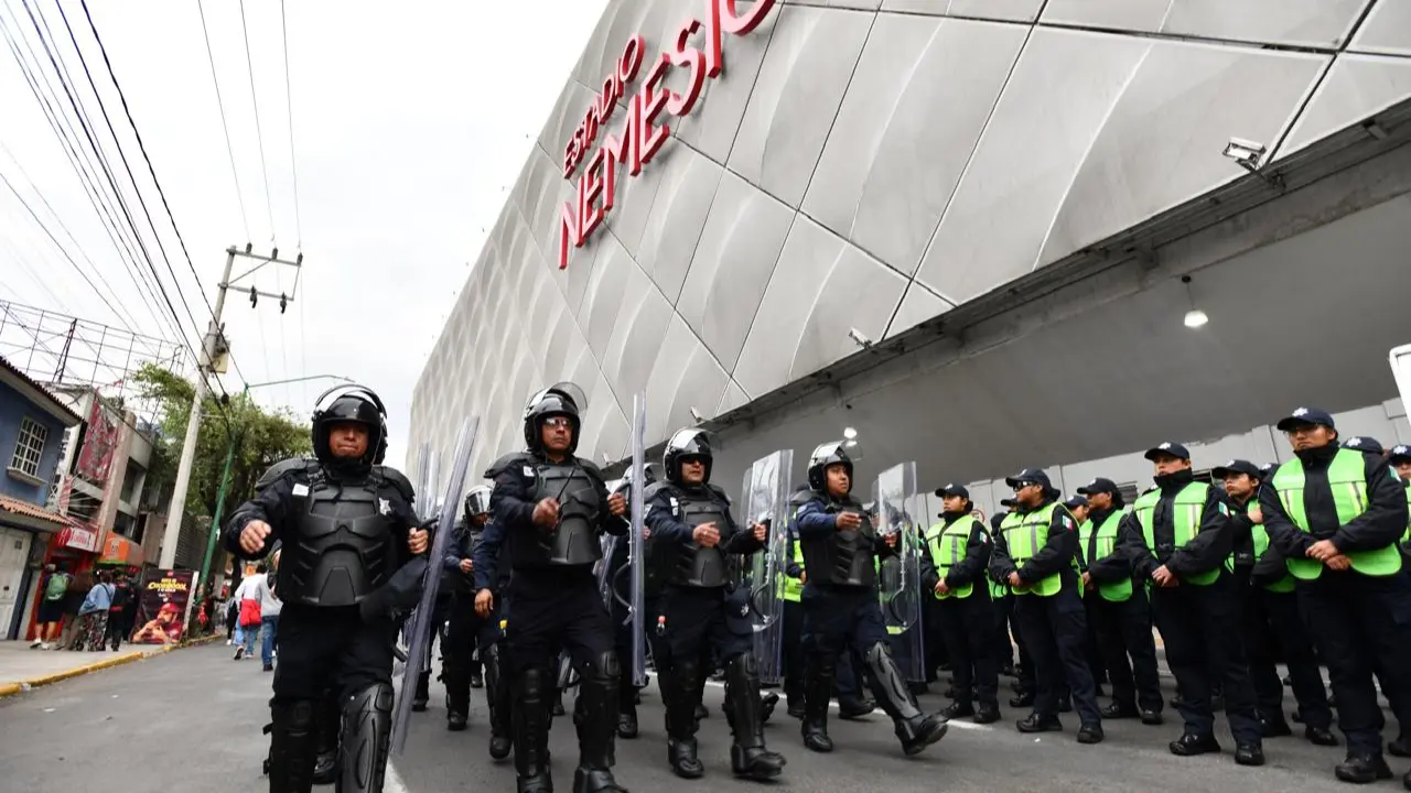 Elementos de seguridad desplegados durante operativo para garantizar el bienestar de los asistentes al partido en Edomex. Foto: SSEM