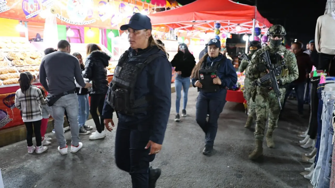 Elementos de seguridad municipal dando recorrido en tianguis navideño de Ecatepec. Foto: X (@NachoRgz)