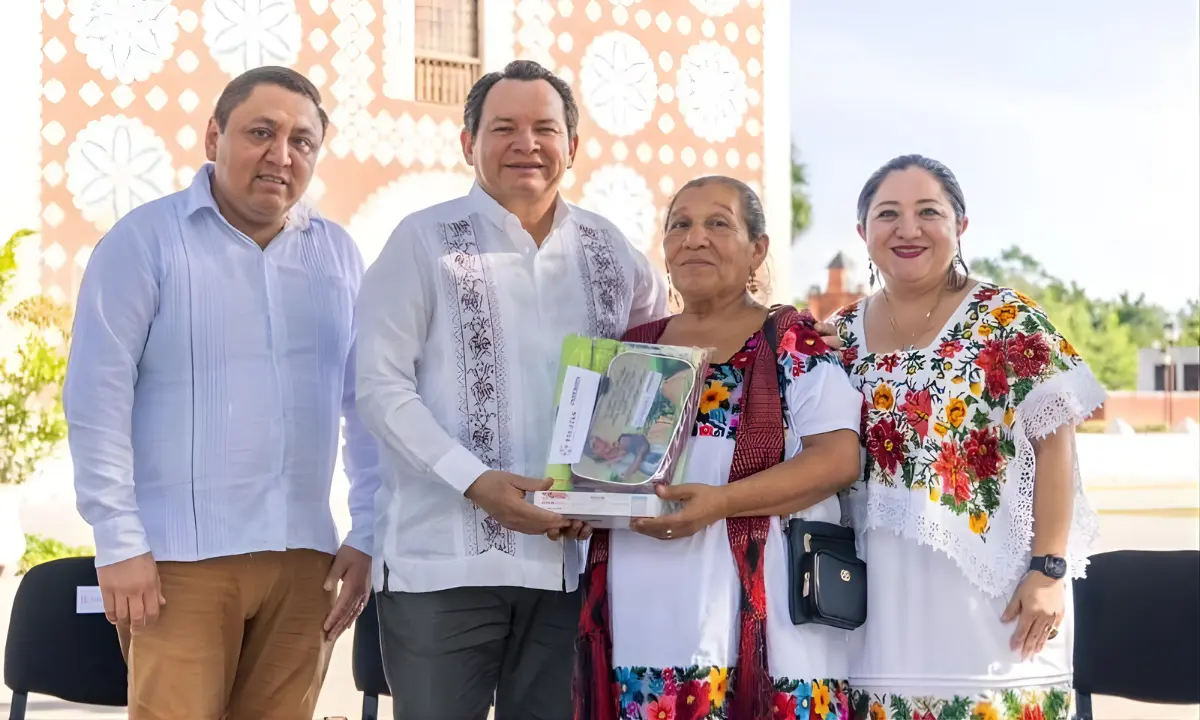 Joaquín Díaz Mena entregando apoyos en el municipio de Uayma, Yucatán Foto: Gobierno de Yucatán