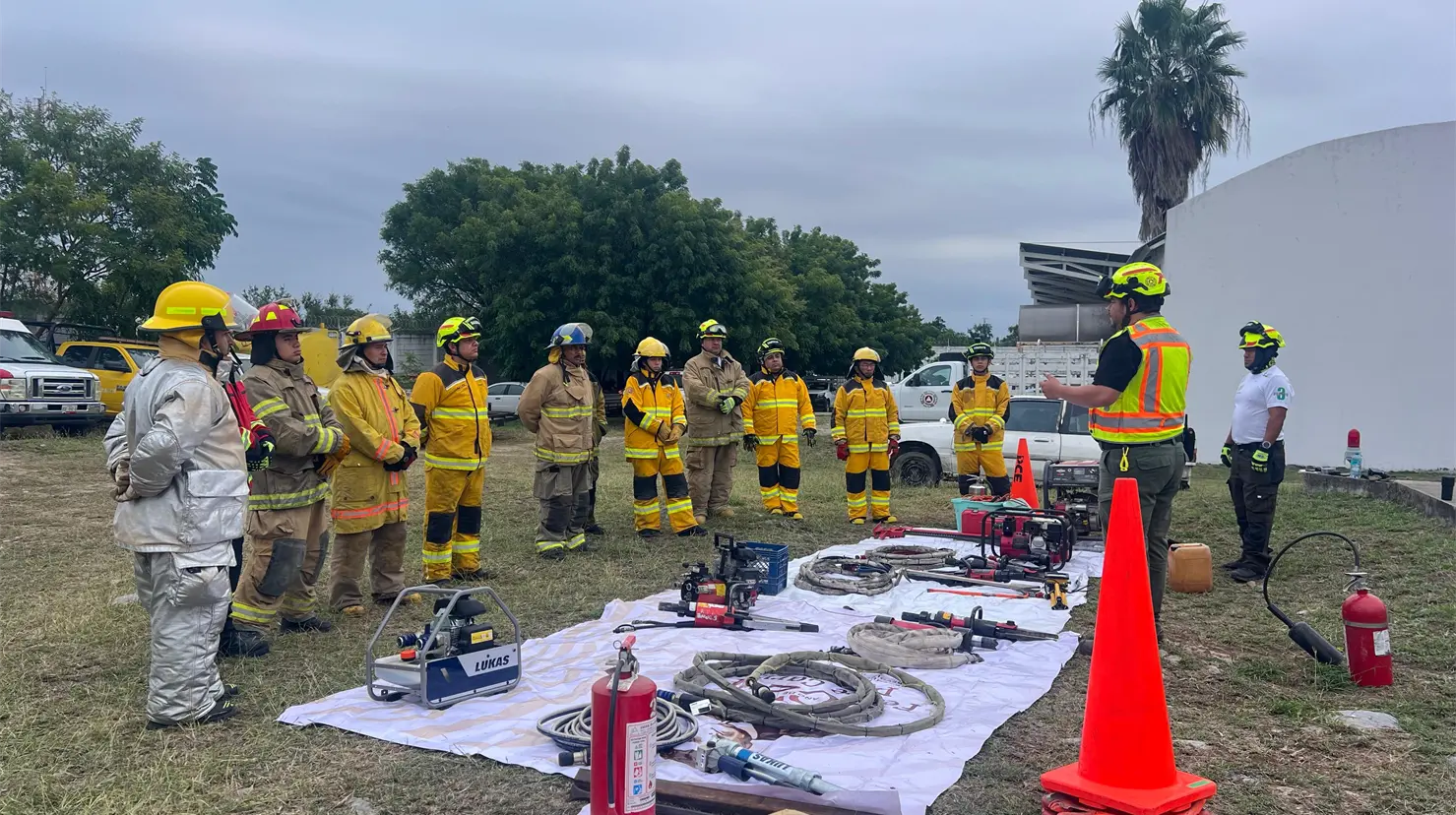 PC Tamaulipas fortalece a bomberos y rescatistas con curso de extracción vehicular