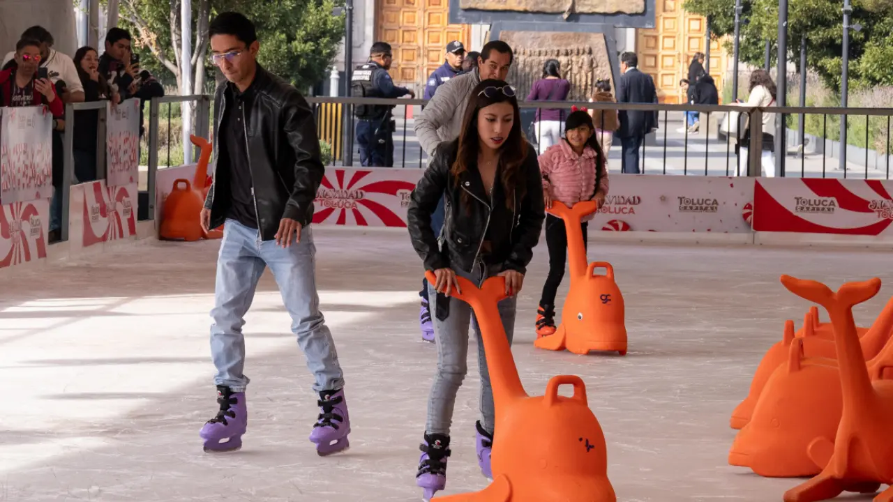 Llega la pista de hielo a Toluca con acceso gratuito.   Foto: X (@AGENCIAMVT)