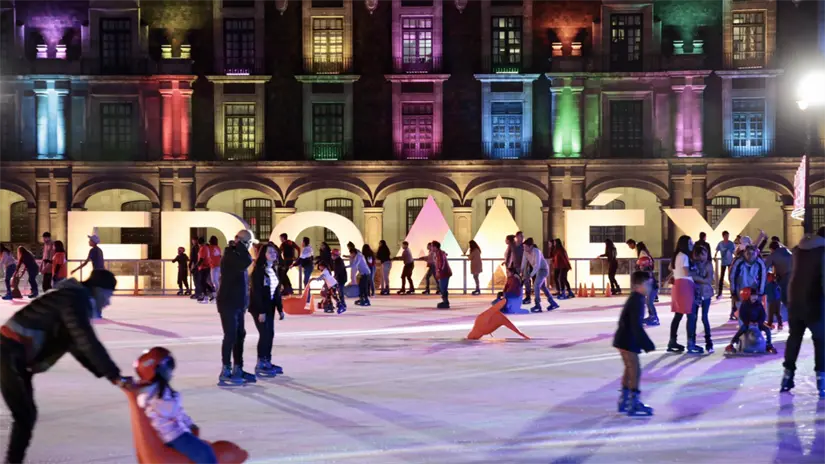Pista de hielo de la capital mexiquense del 2019.  Foto: X (@alfredodelmazo)