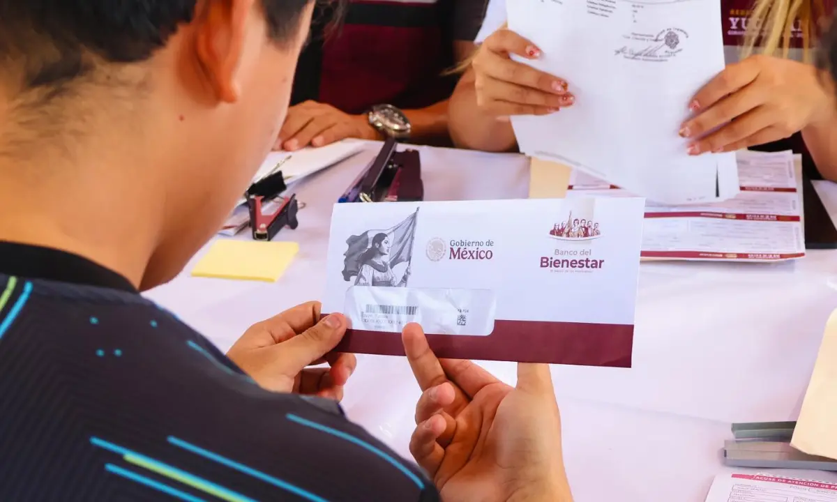 Entrega de tarjetas de Bienestar para jóvenes estudiantes beneficiarios de becas Foto: Gobierno de Yucatán