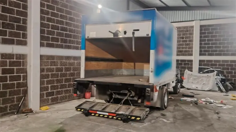 imagen recuadro Unidad presuntamente robada localizada durante cateo en Edomex. Foto: FGJEM