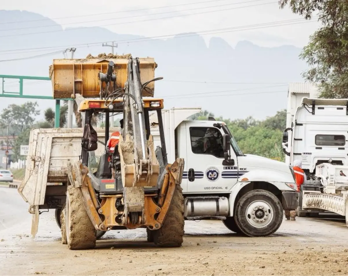 Las cuadrillas trabajaron durante más de 52 horas continuas, incluyendo noche y madrugada, para restituir la operación de la red y rehabilitar la superficie. Foto: Agua y Drenaje de Monterrey.