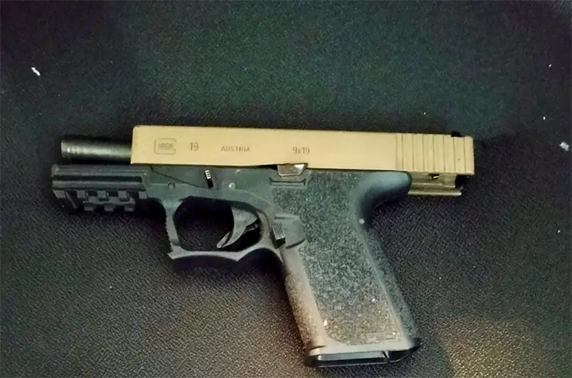 imagen recuadro El arma de fuego con la que fue detenido el hombre por haber herido a su pareja. Foto: Policía de Guadalupe.