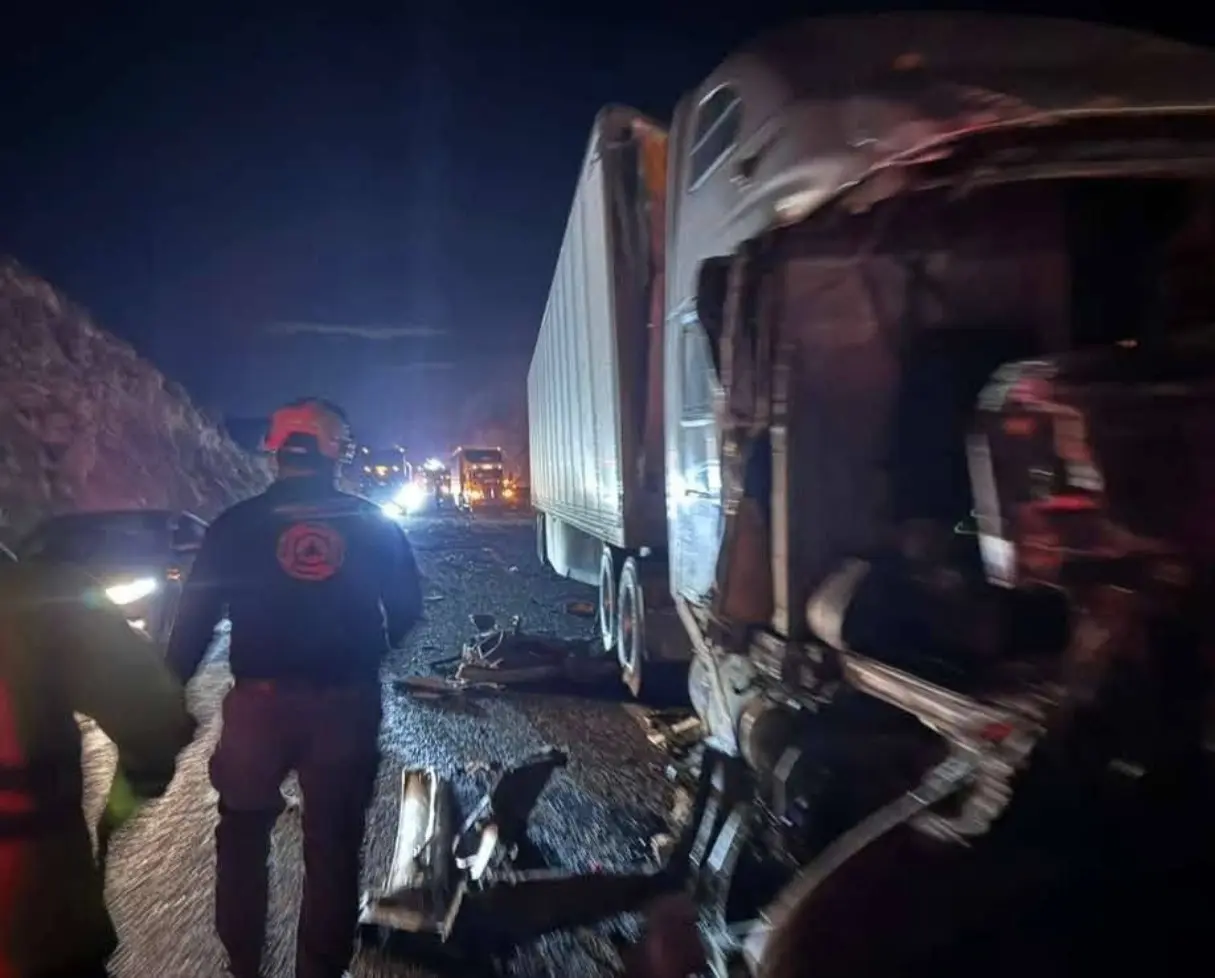 La autopista Monterrey - Saltillo permanece totalmente cerrada en ambos sentidos desde la tarde-noche del domingo 7 de diciembre, luego del choque múltiple e incendio que involucró a varios tractocamiones y vehículos particulares. Foto: Protección Civil de Nuevo León.