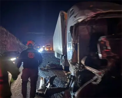 Autopista Monterrey - Saltillo cumple 12 horas cerrada tras choque múltiple e incendio
