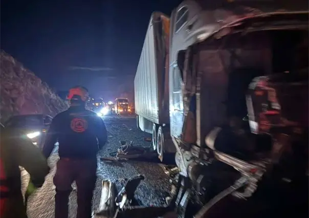 Autopista Monterrey - Saltillo cumple 12 horas cerrada tras choque m&uacute;ltiple e incendio