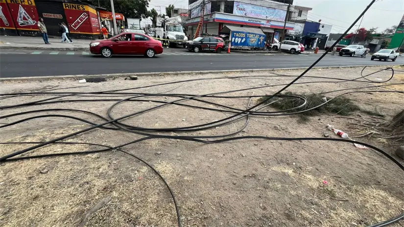 imagen recuadro Cables de alta tensión en suelo por derribo de postes por un camión.| Foto: Luis Antonio Alfaro